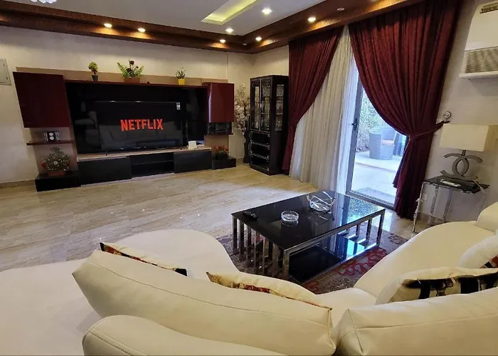Vintage Luxury Apartment With Private Garden - New Cairo